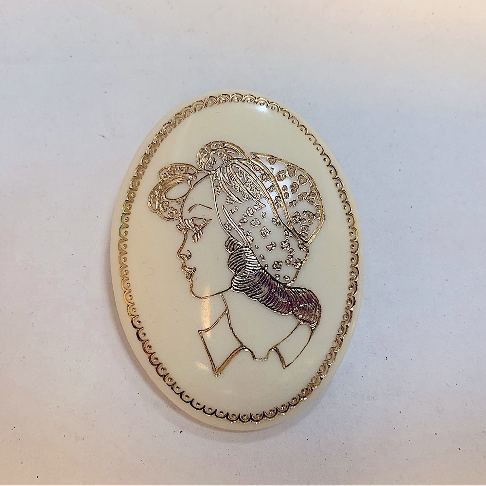 Vintage Pin w/Girl.